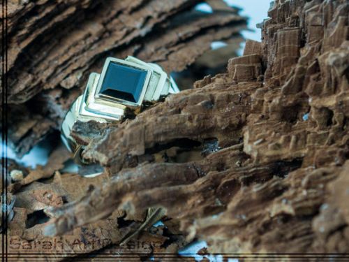 bague or jaune spinelle noire